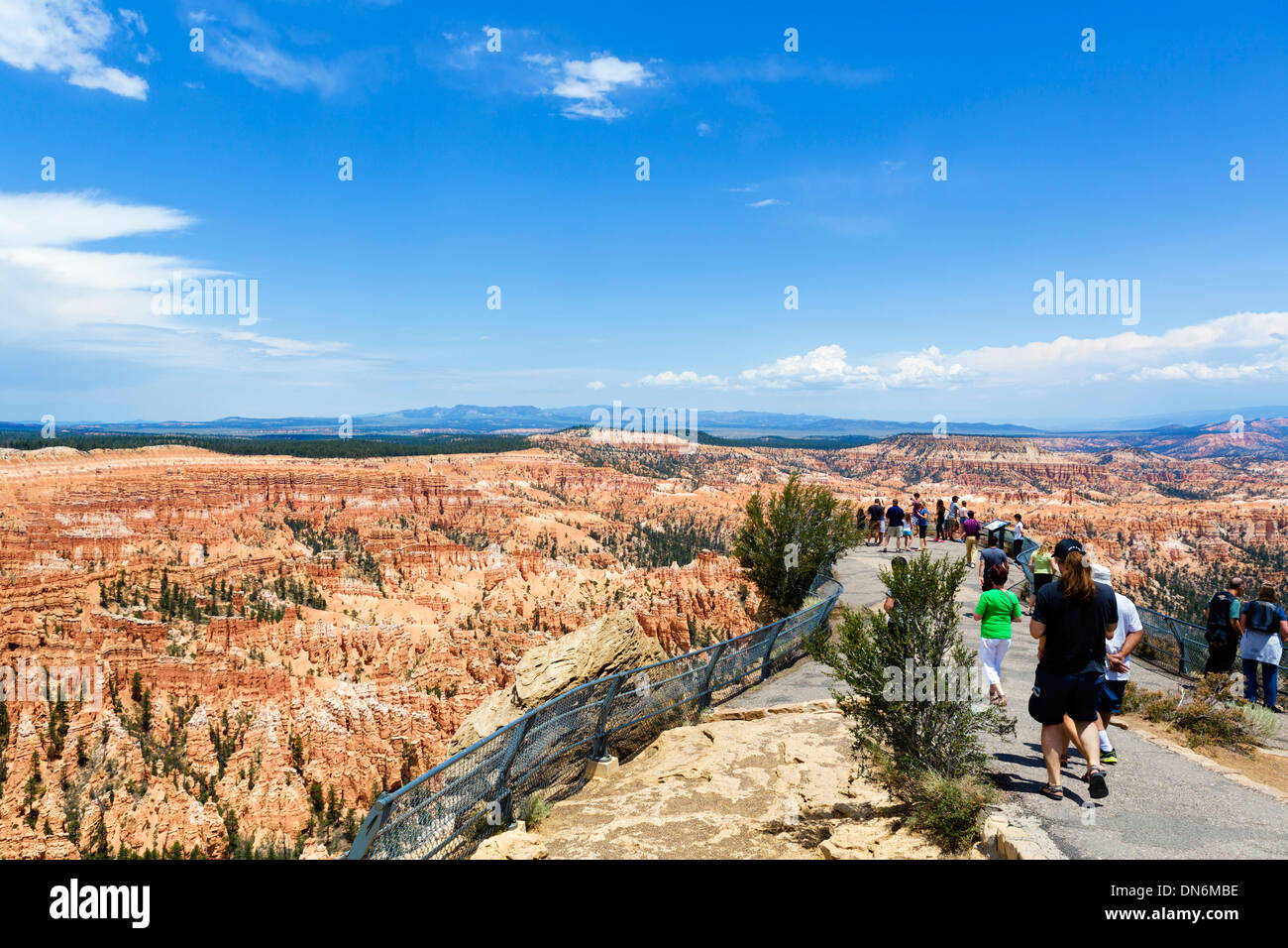 Touristen auf dem Weg zum Bryce Point, Bryce Amphitheater, Bryce-Canyon-Nationalpark, Utah, USA Stockfoto