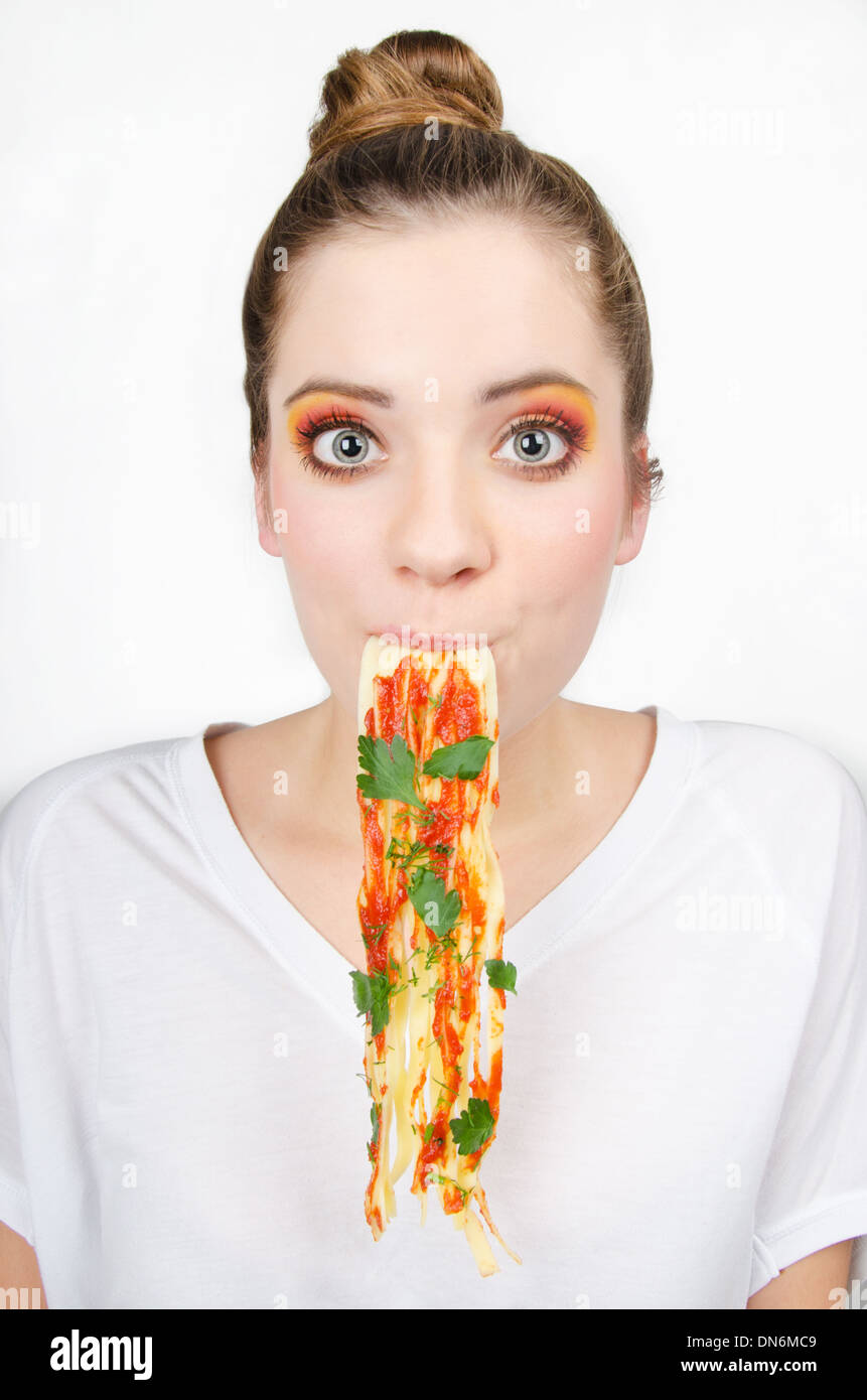 Frau mit großen Augen und spaghetti Stockfoto