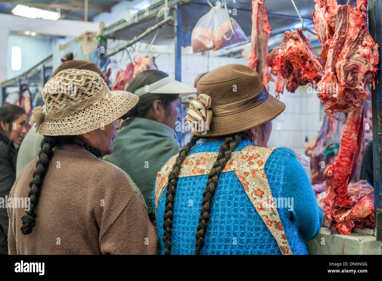 Hinten zwei bolivianischen Frauen mit Zöpfen und Hüte suchen ein frisches  Fleisch auf dem lokalen Markt, Uyuni, Bolivien, Südamerika Stockfotografie  - Alamy