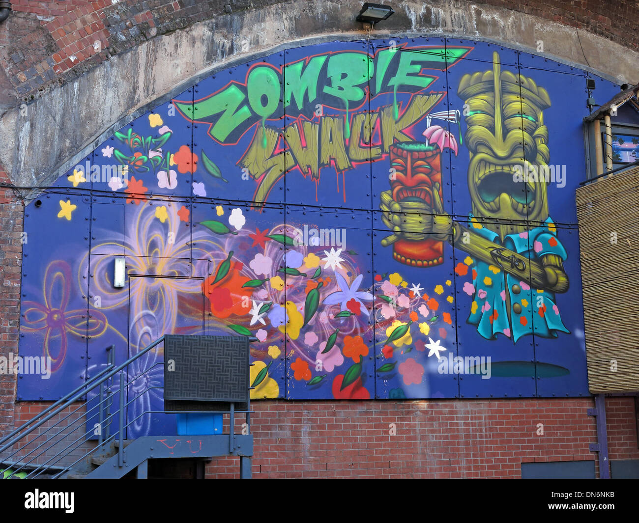Zombie Shack Graffiti, Torbogen hinter dem Dursty Scholar Pub, Oxford Road Manchester, England, M1 5NP Stockfoto