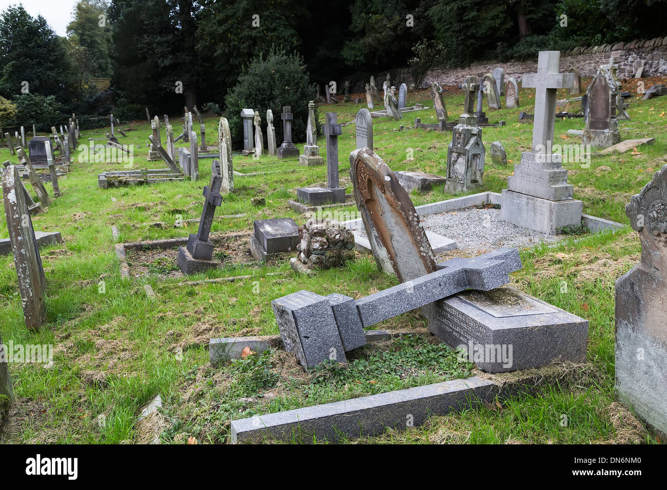 Gefallenen Grabsteine auf dem alten Friedhof, Kirche Stretton, Shropshire Stockfoto