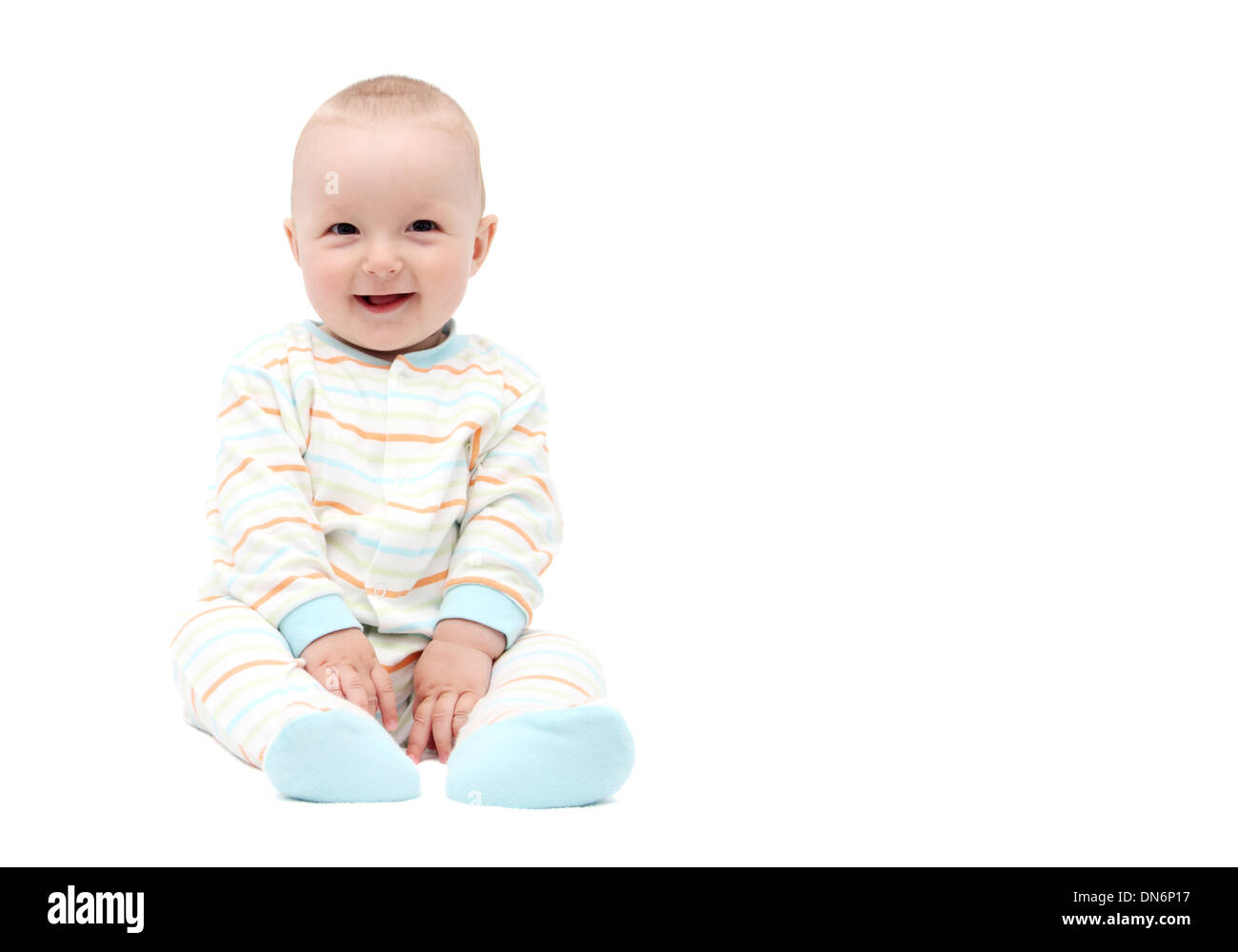 schöne lachende Baby Junge sitzt auf weißem Hintergrund Stockfoto