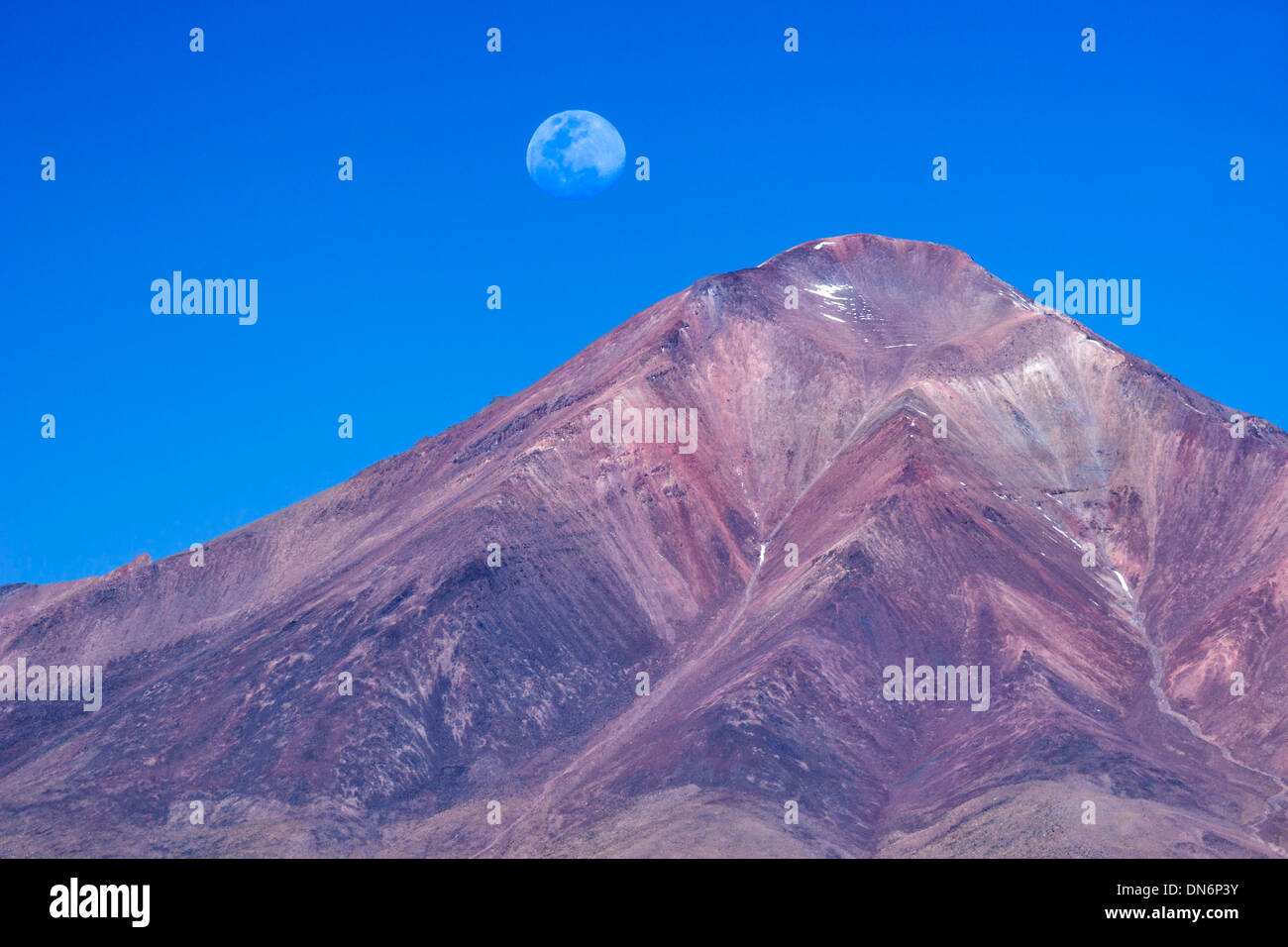 Vulkanberge mit Mond im hochgelegenen Wüste in Bolivien Stockfoto