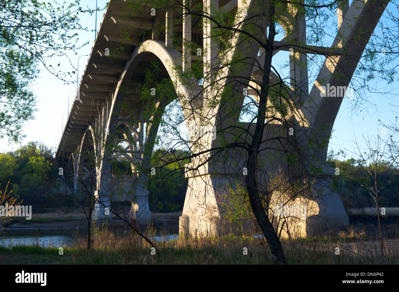 Mendota Bridge oder State Highway 55 Kreuzung Minnesota River im Fort Snelling State Park Stockfoto