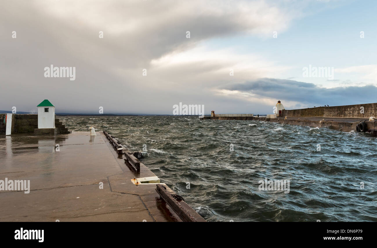Burghead Hafen mit Überschwemmungen. Stockfoto