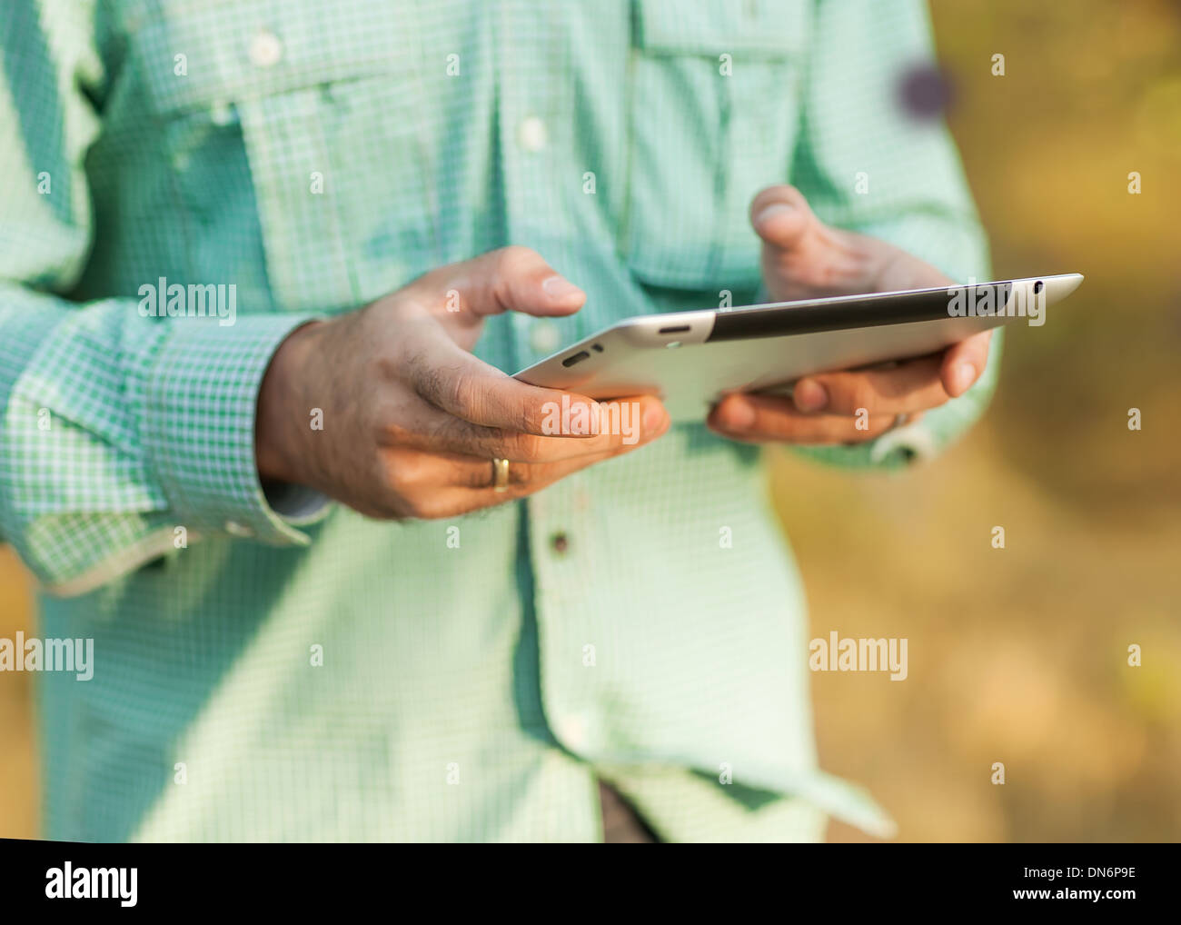 Man Betrieb Tablet in der Hand im freien Stockfoto