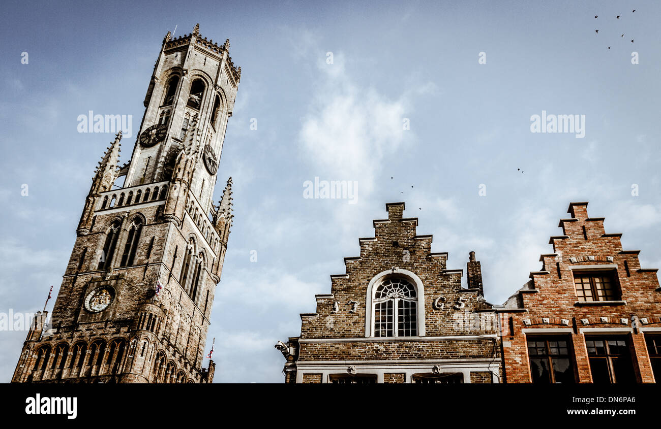 Sehen Sie sich auf den Belfort von Brügge neben mittelalterlichen Corbie Schritt Gebäuden Stockfoto