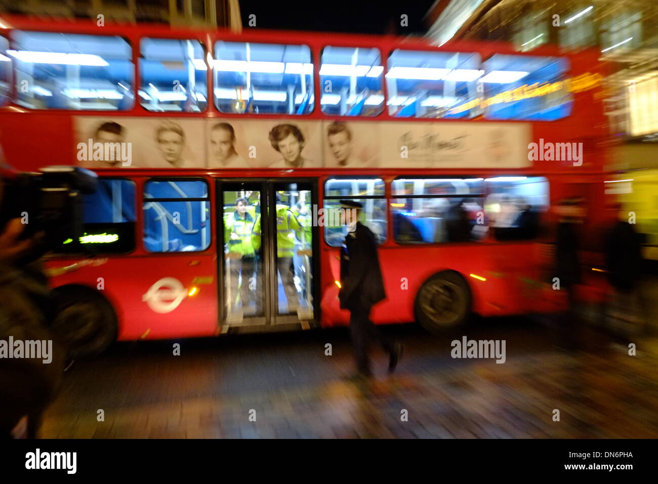 London, UK. 19. Dez.-Unfall am Apollo Theatre, Shaftsbury Avenue, London wenn eine Decke während eines Auftritts zusammenbricht. Mehr als 80 Menschen wurden verletzt. Bildnachweis: Rachel Megawhat/Alamy Live-Nachrichten Stockfoto