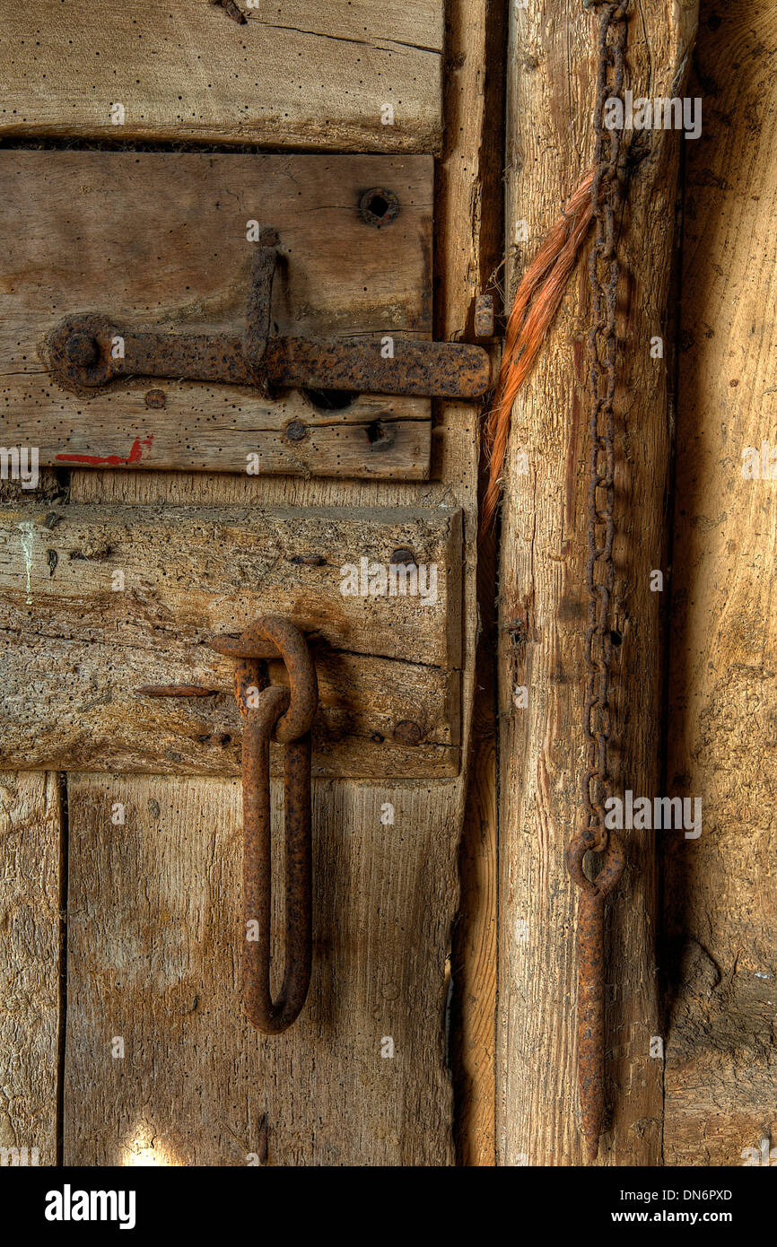 Alte stabile Tür mit Riegel, Worcestershire, England. Stockfoto