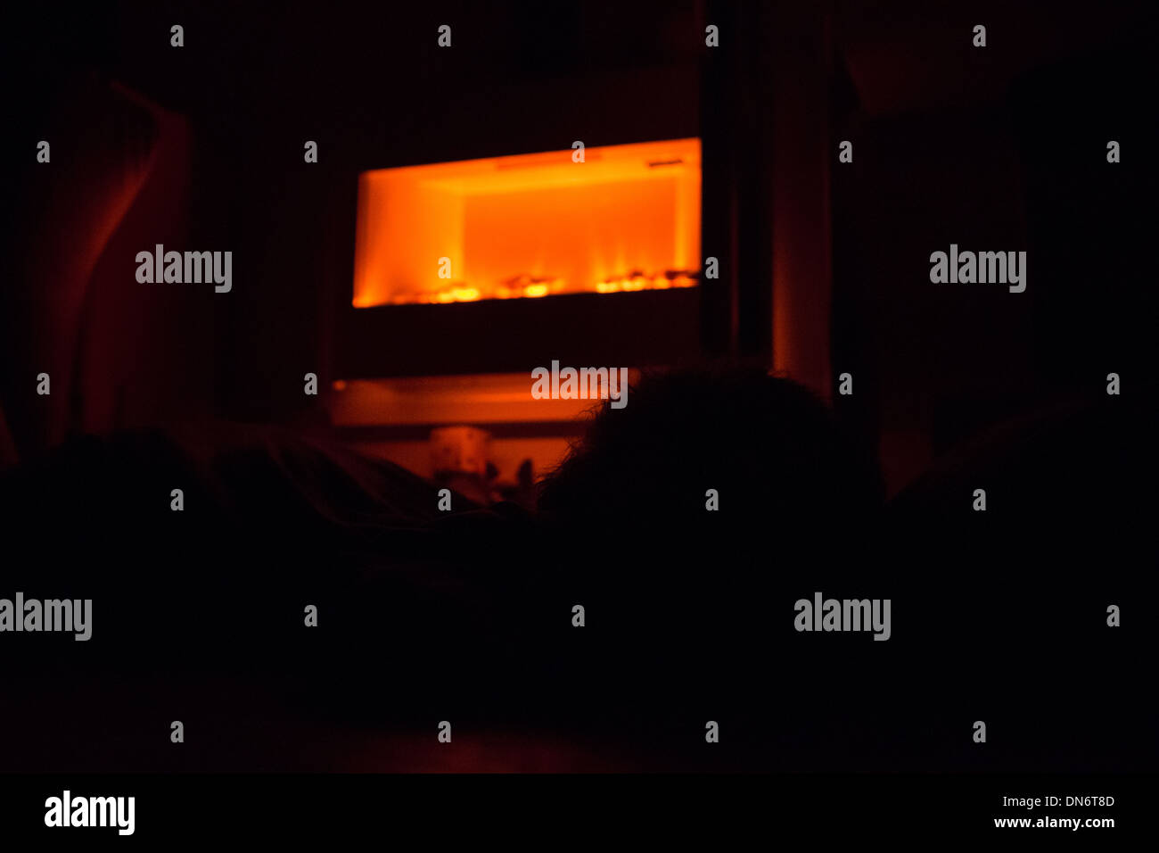 Wand Feuer gelb leuchten Hund schlafen dunklen Raum Stockfoto