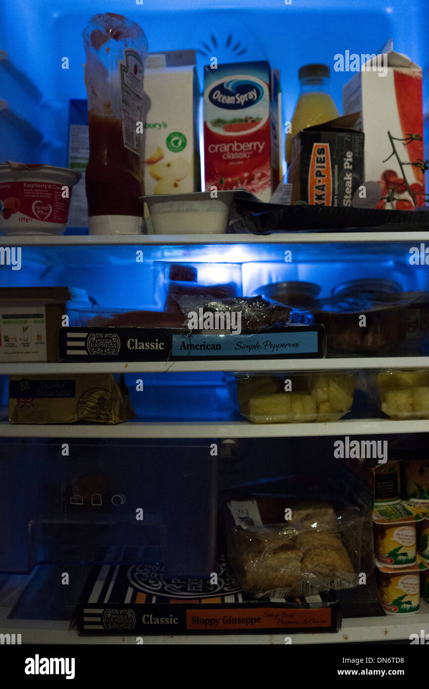 Kühlschrank Getränke Pizza Käse Eiern Milch Nahrungsquelle Stockfoto