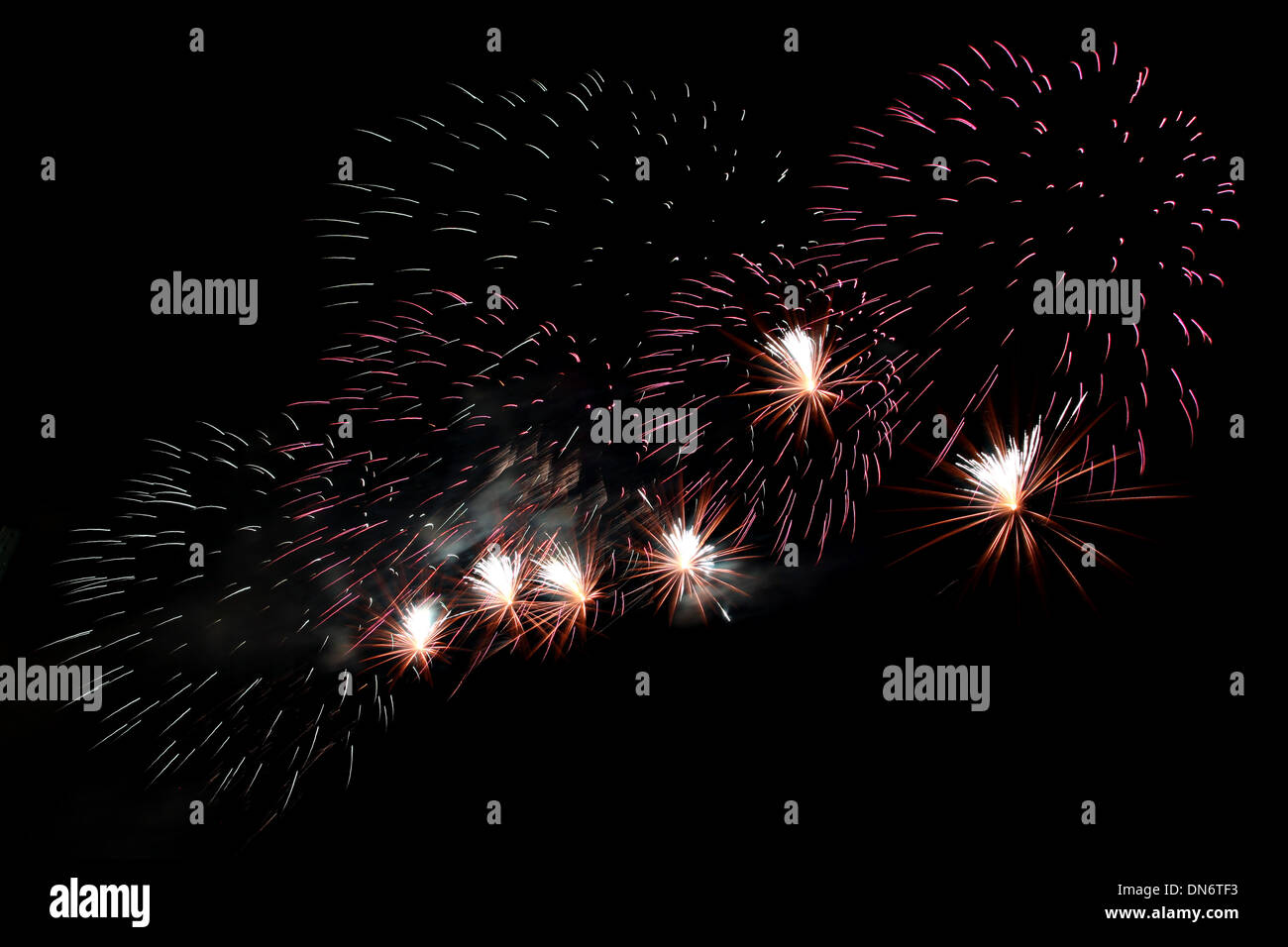 Vielzahl von bunten Feuerwerk oder Feuerwerkskörper in der Dunkelheit. Stockfoto