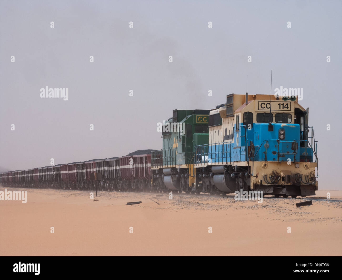 Güterzüge aus den Eisenminen in Zouérat Choum und Nouadhibou Hafen, Durchquerung der Sahara-Wüste Stockfoto