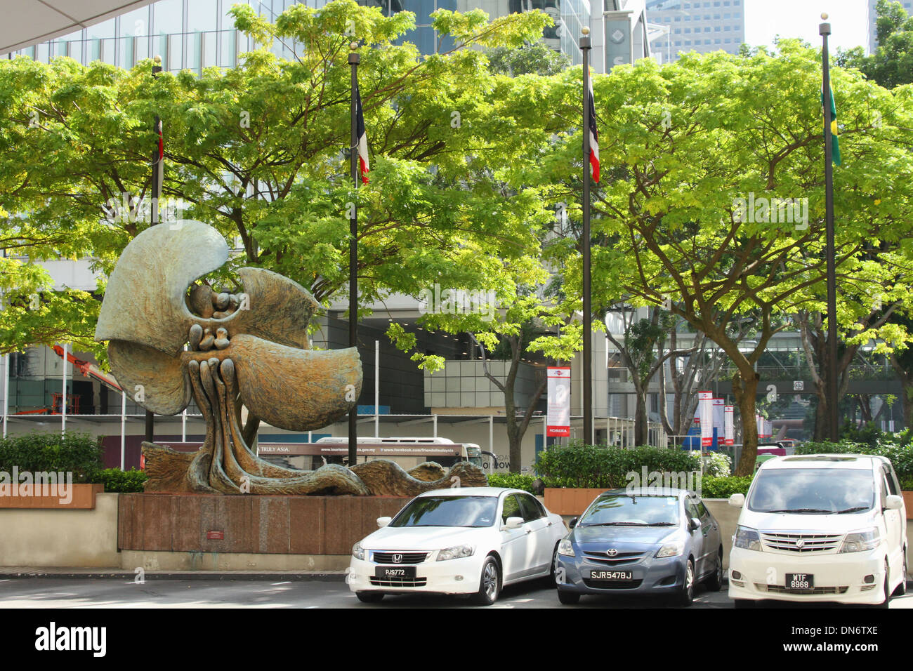 Skulptur und Autos außerhalb der Marina Mandarin Singapore Hotel. Singapur. Stockfoto