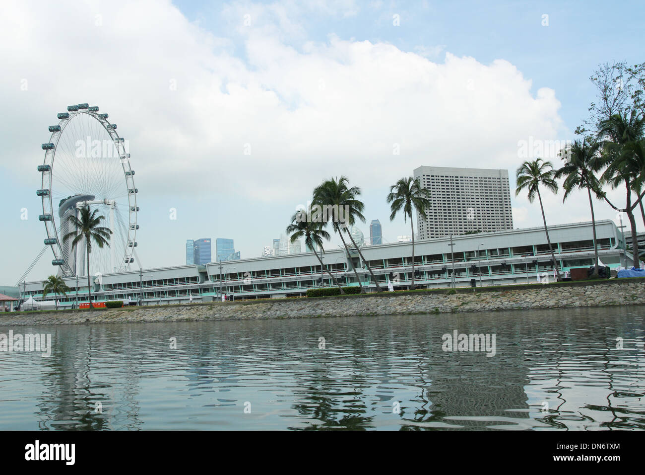 Formel 1 Racing Boxenbereich. Singapur. Riesenrad Singapore Flyer ist sichtbar. Stockfoto