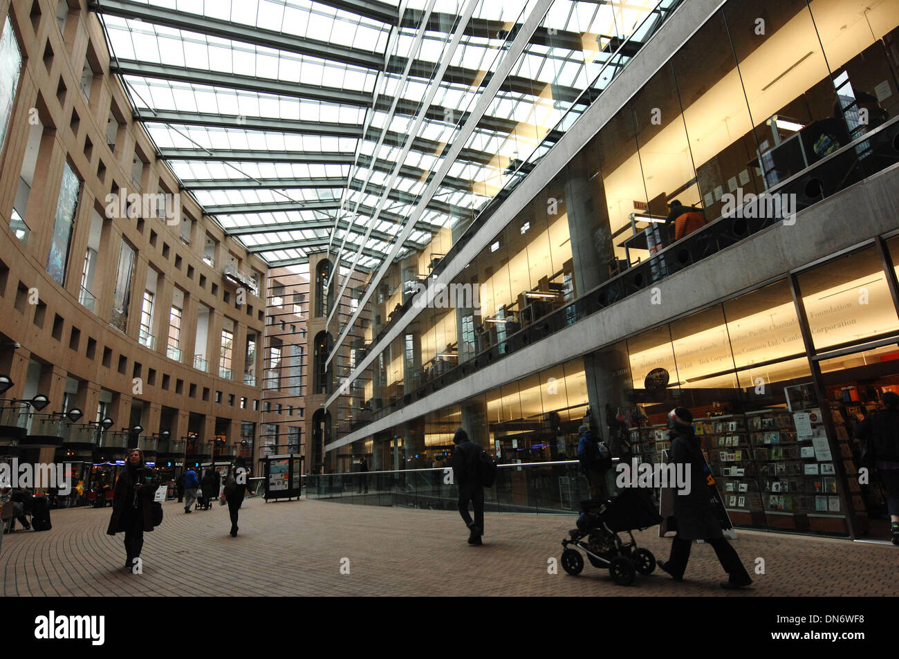 Vancouver. 20. Dezember 2013. Menschen betreten die Lobby des kanadischen Vancouver Public Library, das die erste öffentliche Bibliothek in der Welt von Deutschlands Heinrich Heine Universität Düsseldorf, 19. Dezember 2013 geordnet worden ist. Sie Befragten Bibliotheken in 31 Städten auf der ganzen Welt und Vancouver kam an die Spitze. Toronto, Chicago, San Francisco und Shanghai wurden auch in den Top fünf. Am unteren Rand der Liste wurden die öffentlichen Bibliotheken in Frankfurt, London und Dubai. © Sergei Bachlakov/Xinhua/Alamy Live-Nachrichten Stockfoto