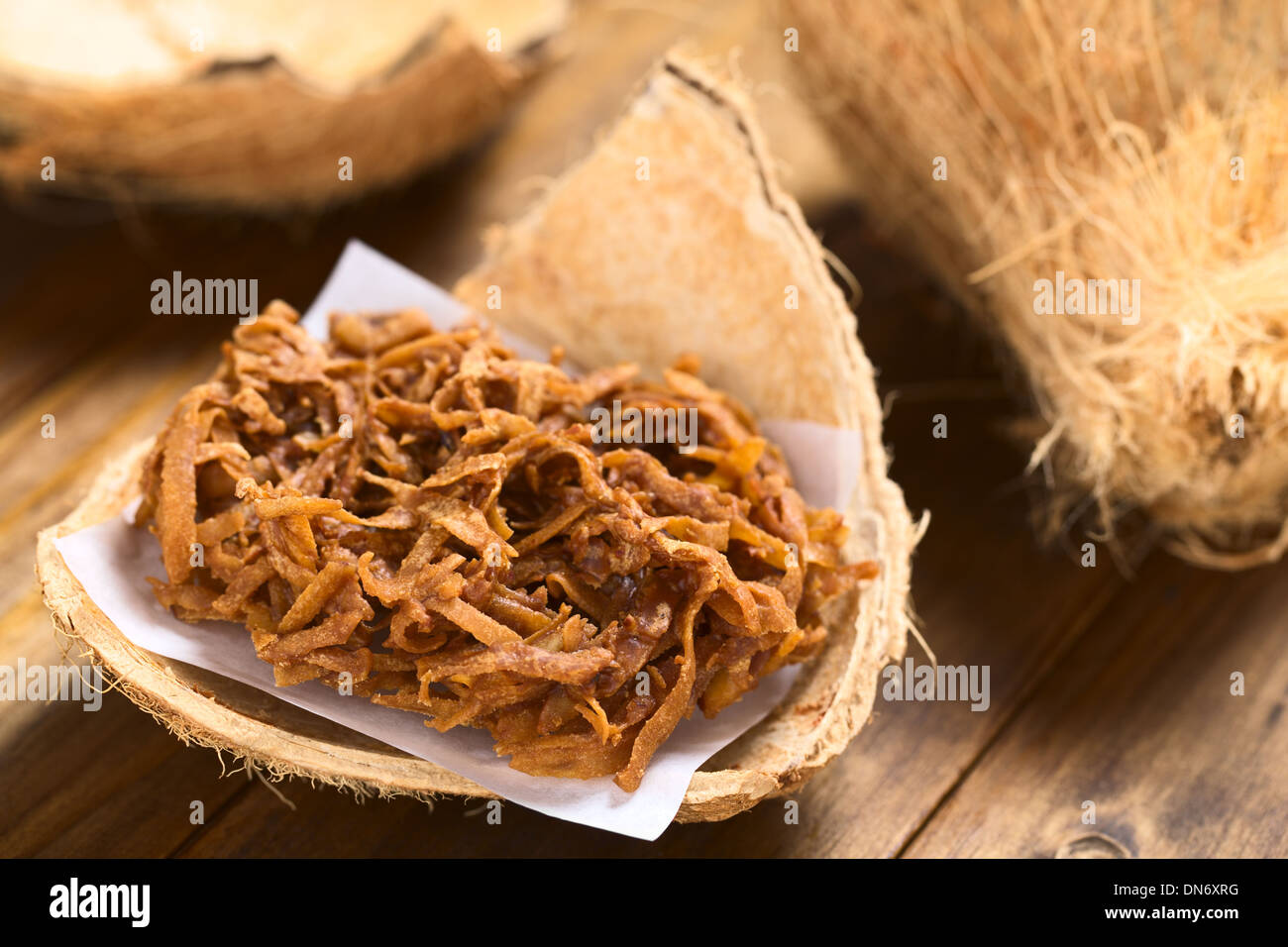 Peruanische Cocada, traditionelle Kokos Dessert in der Regel auf der Straße verkauft gemacht Kokosraspeln und braunem Zucker Stockfoto