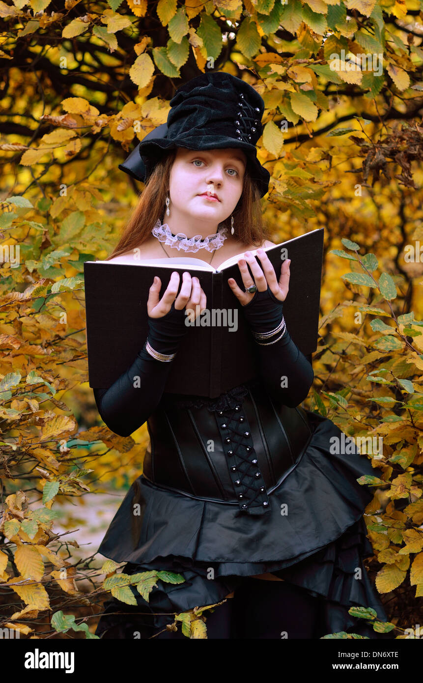 Cos-Player mit einem Buch im Herbst park Stockfoto