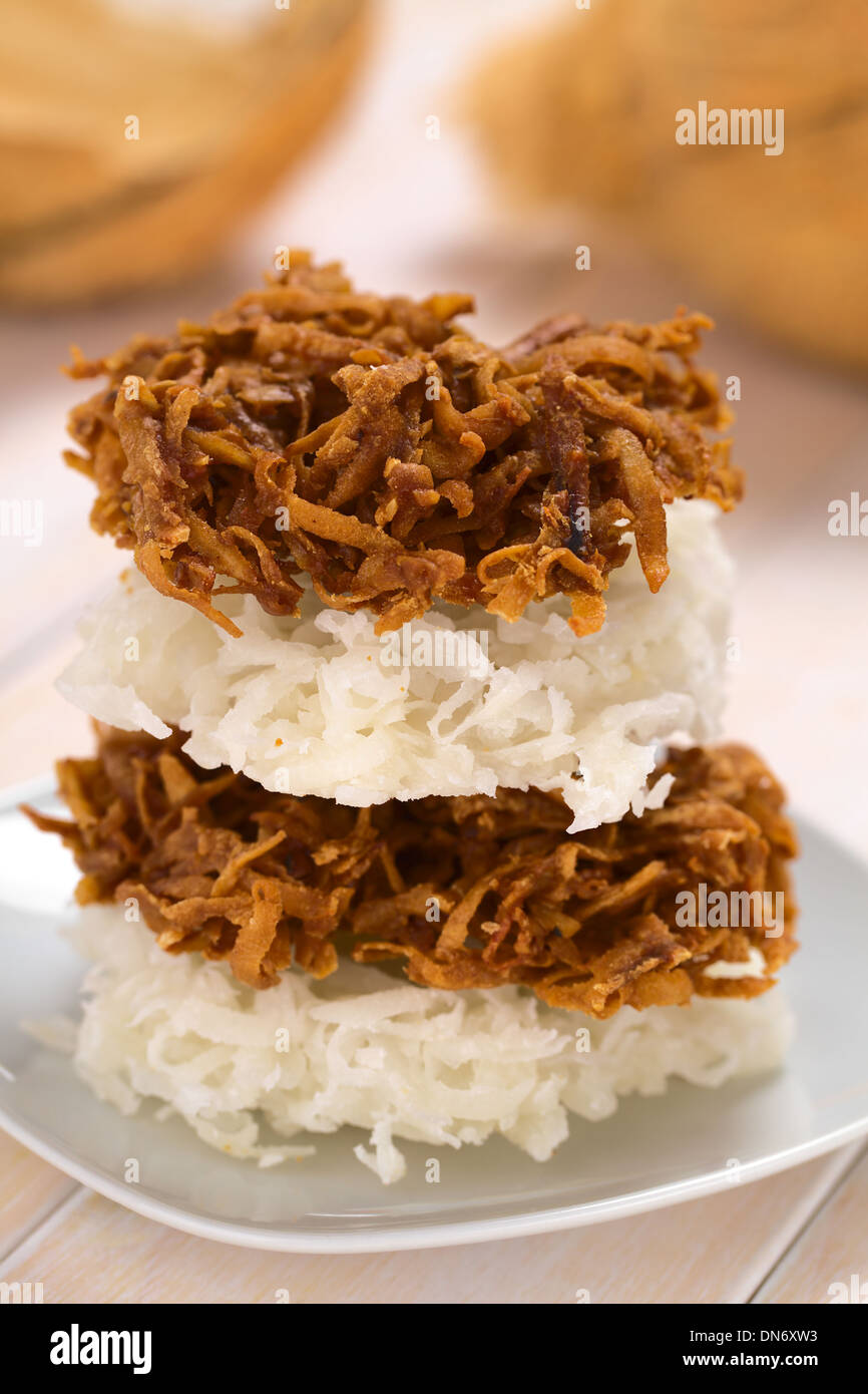 Peruanische Cocadas, eine traditionelle Kokos Dessert in der Regel auf der Straße verkauft gemacht Kokosraspeln und weißen oder braunen Zucker Stockfoto