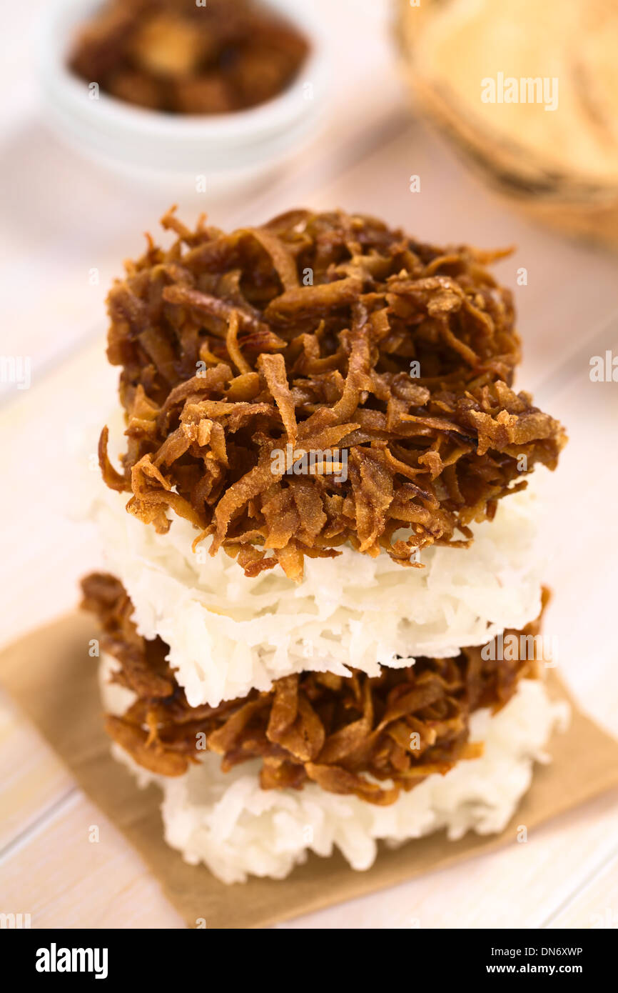 Peruanische Cocadas, eine traditionelle Kokos Dessert in der Regel auf der Straße verkauft gemacht Kokosraspeln und weißen oder braunen Zucker Stockfoto