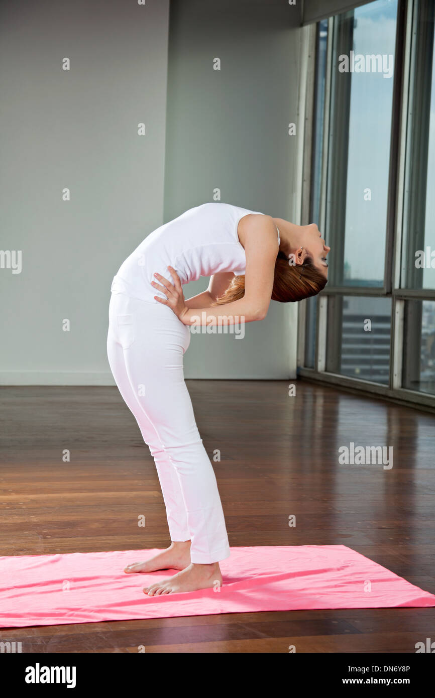 Fit Woman with Yoga zu praktizieren Stockfoto