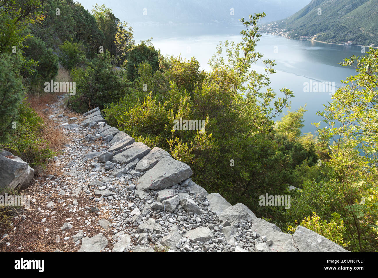 Schmalen Bergweg auf den Küstenfelsen, Bucht von Kotor Stockfoto