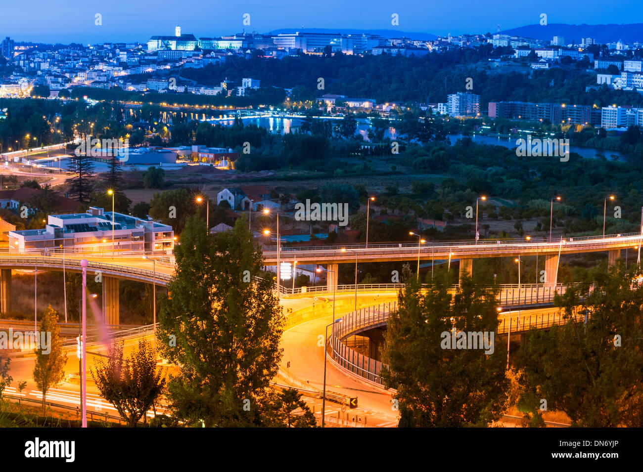 Nachtansicht der alten Stadt und die Universität über den Fluss Mondego, Coimbra, Portugal Stockfoto