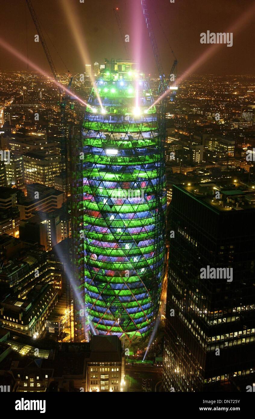 27. November 2002 - London, Großbritannien - © RICHARD CHAMBURY / LinkUK / 27/11/02.The £ 150 Millionen '' GHERKIN'' SWISS RE Gebäude gebaut von schwedischen Bau Firma, SKANSKA, hätte eine Party zur Feier seiner oberen Stahlträger fixiert. Die 590ft im Zentrum von London, Lord Norman Foster entworfene Gebäude ersetzt die IRA bombardiert Baltic Exchange... -LONDON... K27569. Nord- und Südamerika nur (Credi Stockfoto