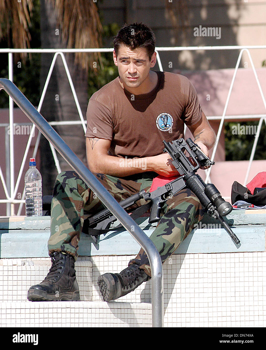 6. November 2002 - K46440ES.'' SWAT ''. TV-FILM-STILLS. GELIEFERT von Colin Farrell spielt S.W.A.T Teammitglied Jim Street(Credit Image: © Globe Photos/ZUMAPRESS.com) Stockfoto