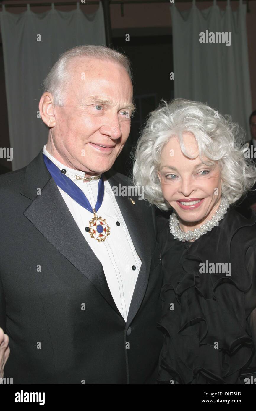 27. Januar 2000 - AWARDS K35443TR 2/29/04.76TH ANNUAL ACADEMY OSCAR PARTY. NIGHT OF 100 STARS OSCAR-GALA. BUZZ ALDRIN & FRAU. TOM RODRIGUEZ / 2004. (Kredit-Bild: © Globe Photos/ZUMAPRESS.com) Stockfoto