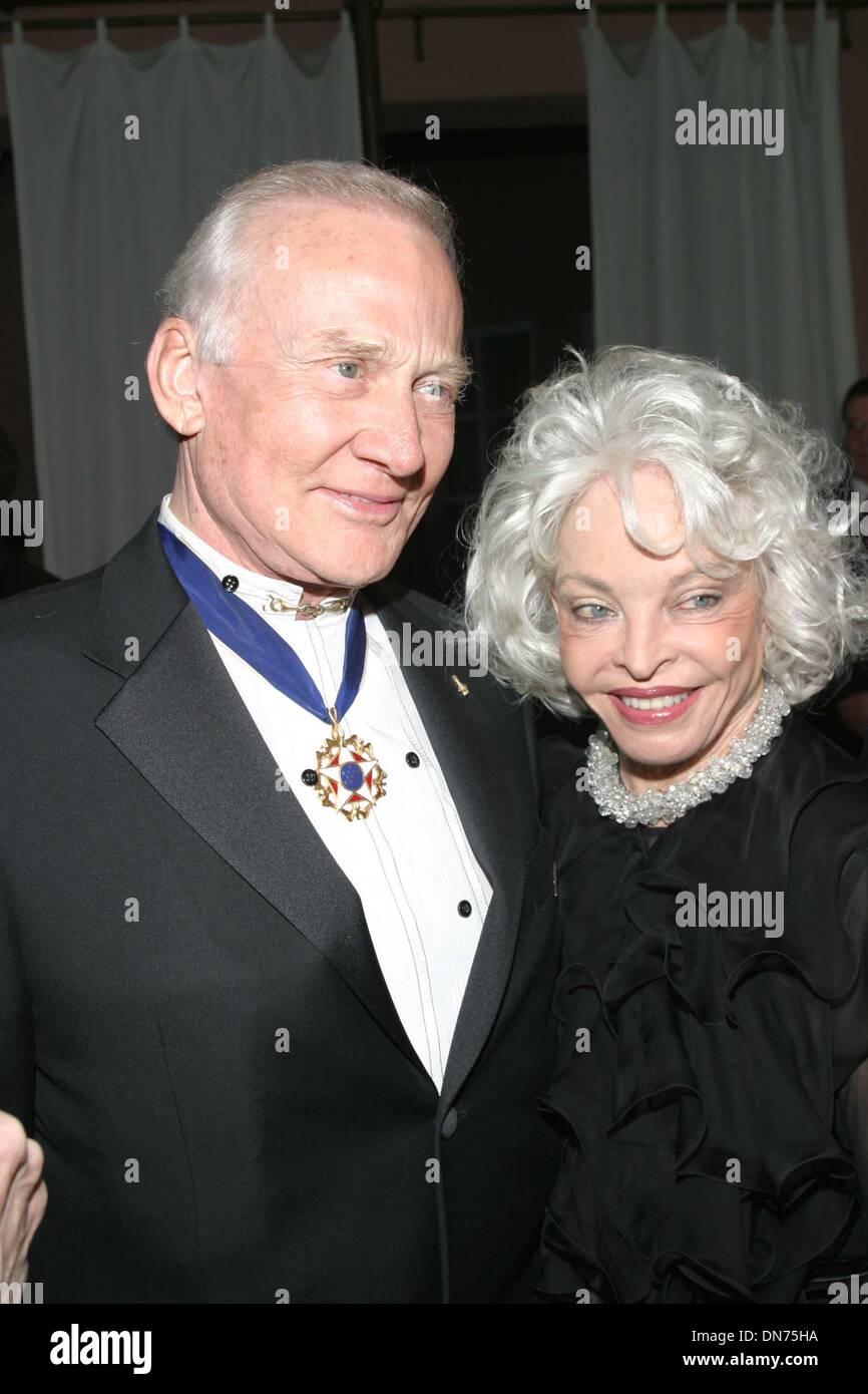 27. Januar 2000 - AWARDS K35443TR 2/29/04.76TH ANNUAL ACADEMY OSCAR PARTY. NIGHT OF 100 STARS OSCAR-GALA. BUZZ ALDRIN & FRAU. TOM RODRIGUEZ / 2004. (Kredit-Bild: © Globe Photos/ZUMAPRESS.com) Stockfoto