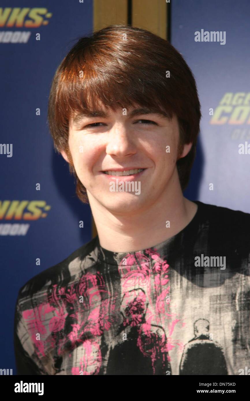 2. Februar 2000 - K35445TR 3/6/04.PREMIERE von ''. AGENT CODY BANKS 2 DISTINATION LONDON''. MANN NATIONALEN THEATRE.10925 LINDBROOK AVE WESTWOOD CA... DRAKE BELL, JOSH PECK. TOM RODRIGUEZ / 2004. (Kredit-Bild: © Globe Photos/ZUMAPRESS.com) Stockfoto 2. Februar 2000 - K35445TR 3/6/04.PREMIERE von ''. AGENT CODY BANKS 2 DISTINATION LONDON''. MANN NATIONALEN THEATRE.10925 LINDBROOK AVE WESTWOOD CA... DRAKE BELL, JOSH PECK. TOM RODRIGUEZ / 2004. (Kredit-Bild: © Globe Photos/ZUMAPRESS.com) Stockfoto