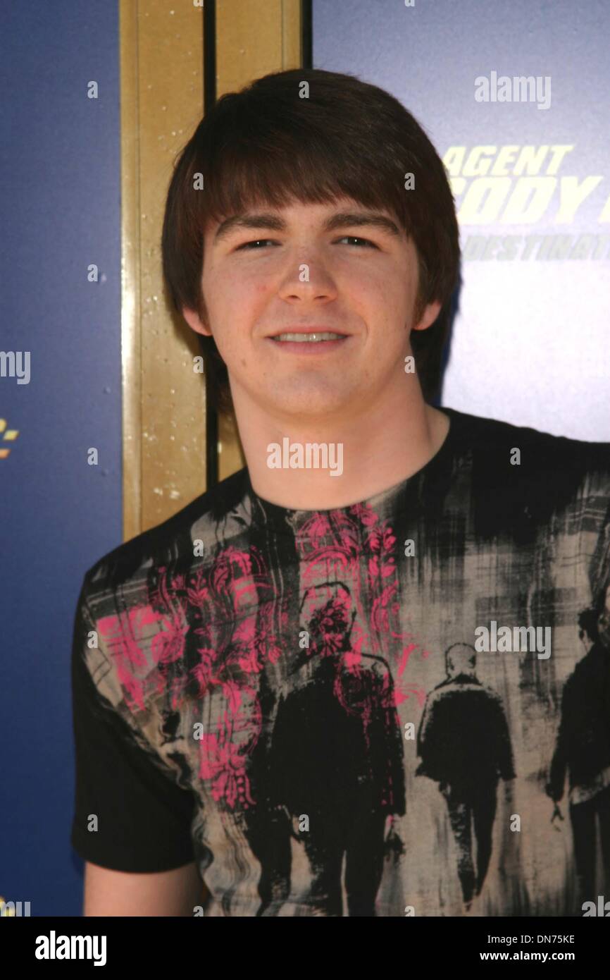 2. Februar 2000 - K35445TR 3/6/04.PREMIERE von ''. AGENT CODY BANKS 2 DISTINATION LONDON''. MANN NATIONALEN THEATRE.10925 LINDBROOK AVE WESTWOOD CA... DRAKE BELL, JOSH PECK. TOM RODRIGUEZ / 2004. (Kredit-Bild: © Globe Photos/ZUMAPRESS.com) Stockfoto 2. Februar 2000 - K35445TR 3/6/04.PREMIERE von ''. AGENT CODY BANKS 2 DISTINATION LONDON''. MANN NATIONALEN THEATRE.10925 LINDBROOK AVE WESTWOOD CA... DRAKE BELL, JOSH PECK. TOM RODRIGUEZ / 2004. (Kredit-Bild: © Globe Photos/ZUMAPRESS.com) Stockfoto
