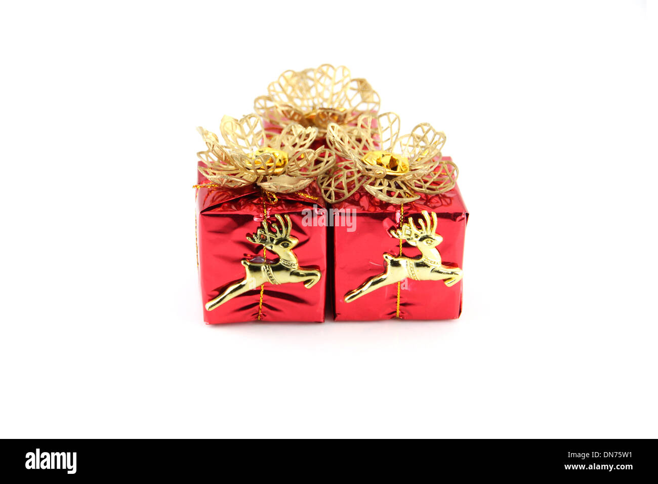 Roten Geschenkbox und Gold Rentiere auf weißem Hintergrund. Stockfoto