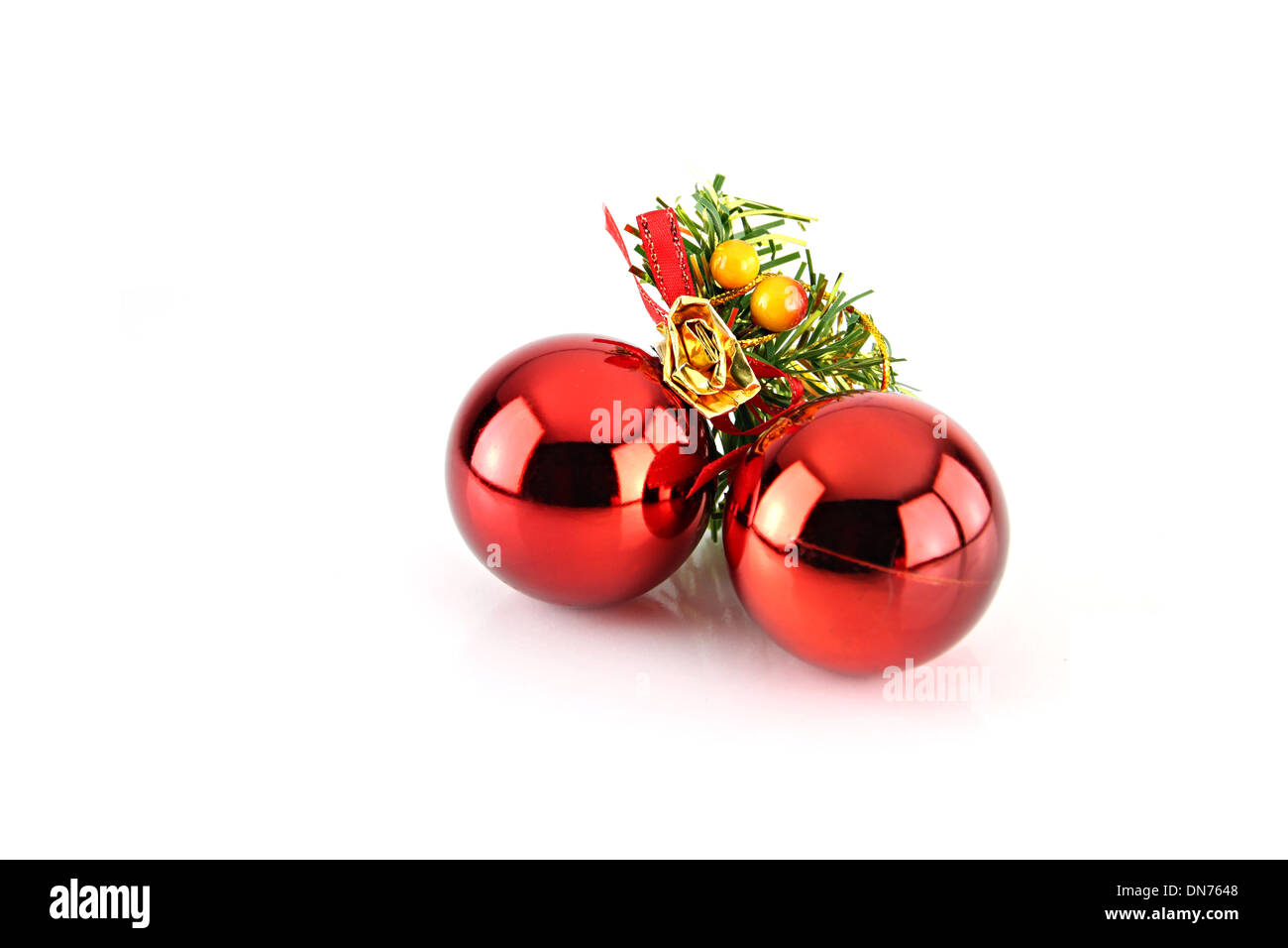 Rote Kugel für Silvester und Weihnachten auf weißem Hintergrund. Stockfoto