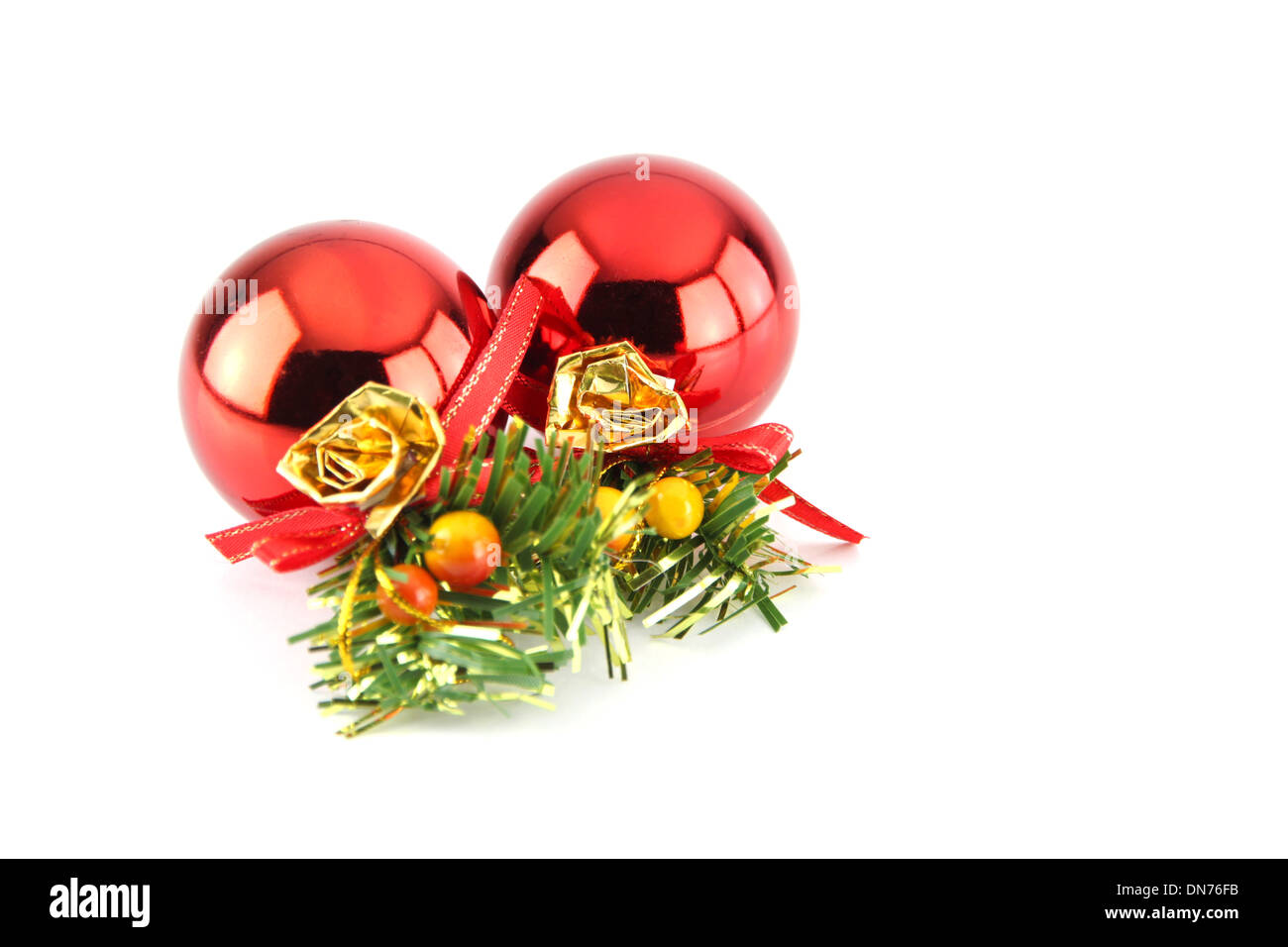 Rote Kugel für Silvester und Weihnachten auf weißem Hintergrund. Stockfoto
