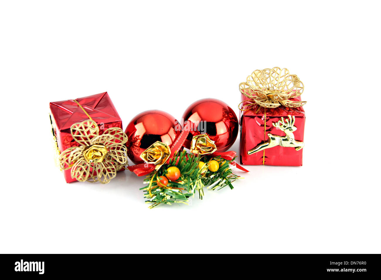 Rote Kugel und Geschenk-Box für Silvester, Weihnachten auf weißem Hintergrund. Stockfoto