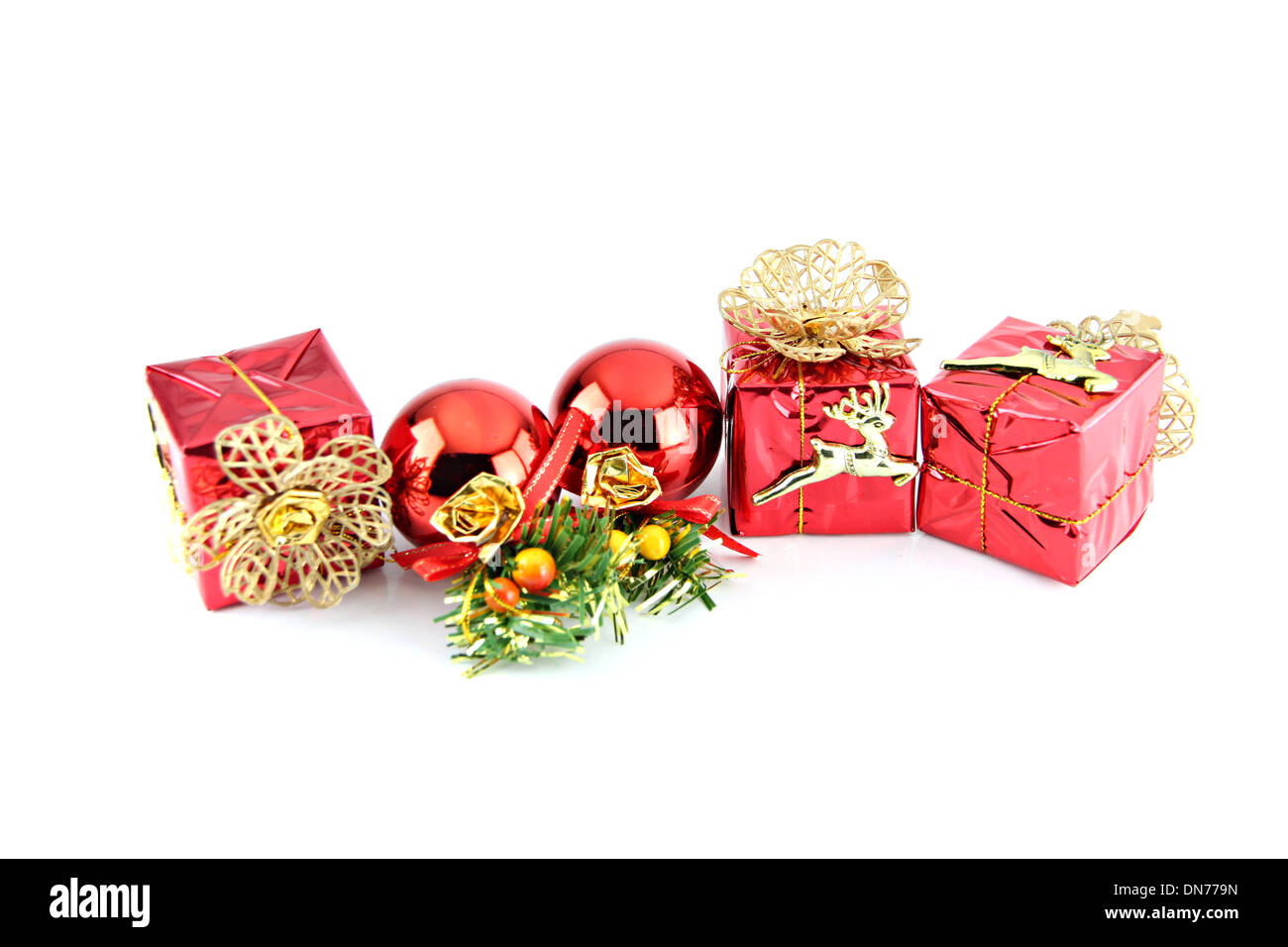 Rote Kugel und Geschenk-Box für Silvester, Weihnachten auf weißem Hintergrund. Stockfoto