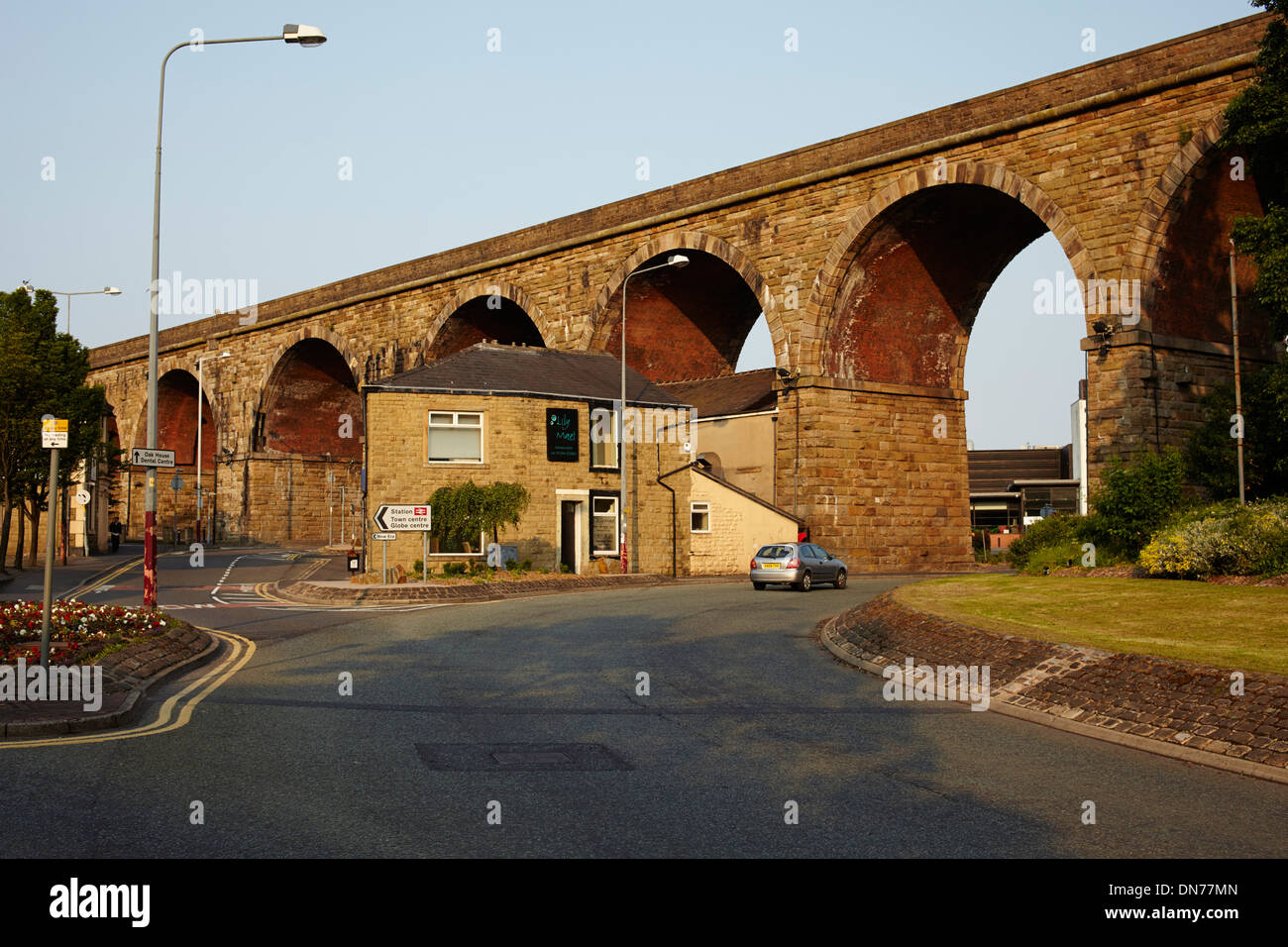 Accrington Eisenbahnviadukt und Straße Stockfoto