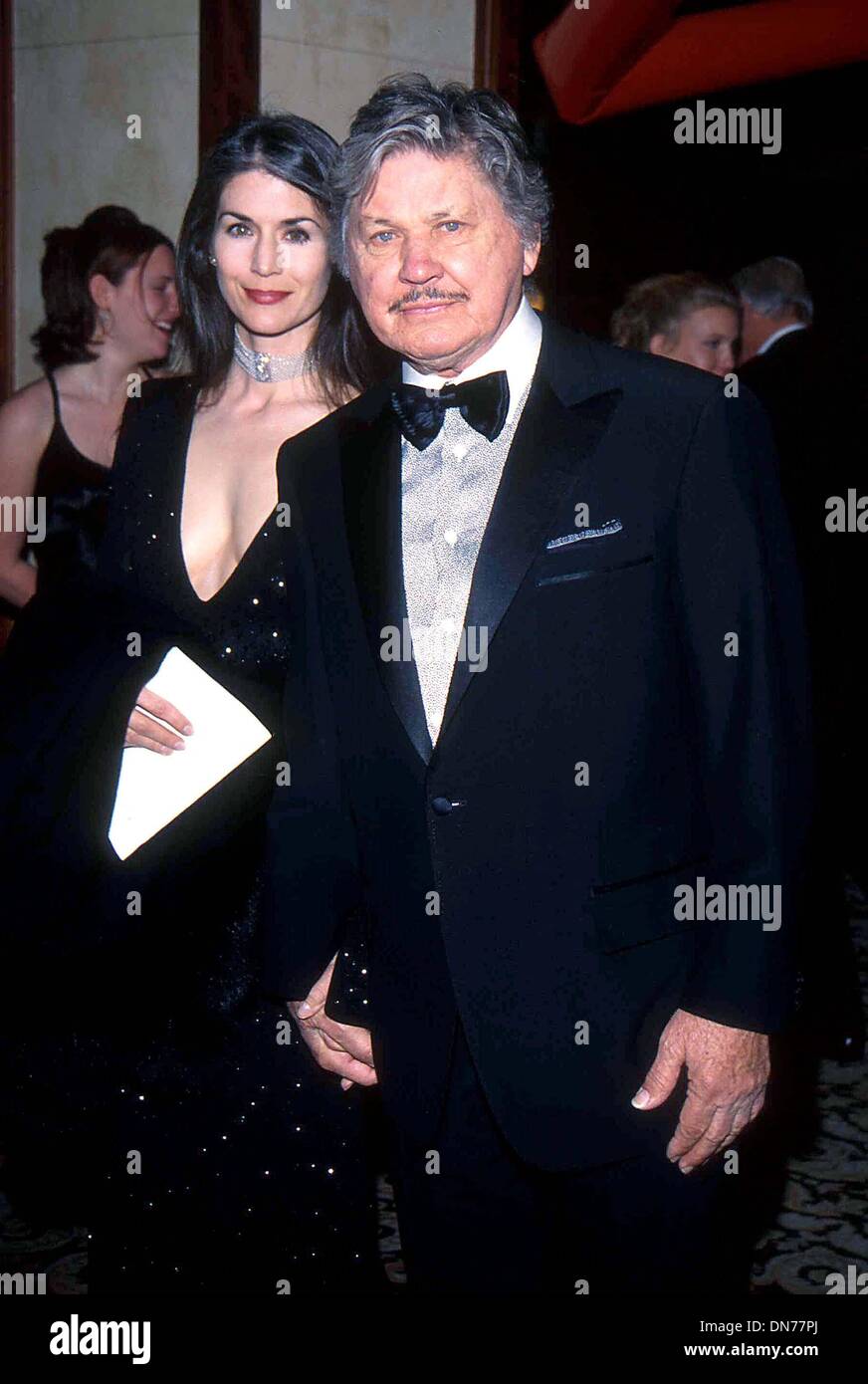 27. Dezember 2002 - '' Herzog '' AWARDS CENTURY PLAZA, CA... CHARLES BRONSON KIM WOCHEN. TOM RODRIGUEZ / 1996.CHARLESBRONSONRETRO (Kredit-Bild: © Globe Photos/ZUMAPRESS.com) Stockfoto