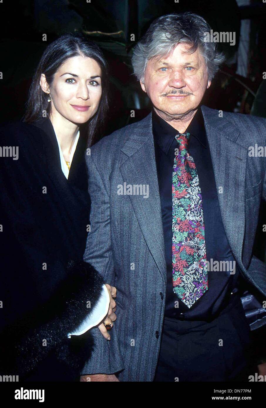 27. Dezember 2002 - K324TRTR.  1995.NORBY WALTER PARTY. CHARLES BRONSON. TOM RODRIGUEZ / CHARLESBRONSONRETRO (Kredit-Bild: © Globe Photos/ZUMAPRESS.com) Stockfoto