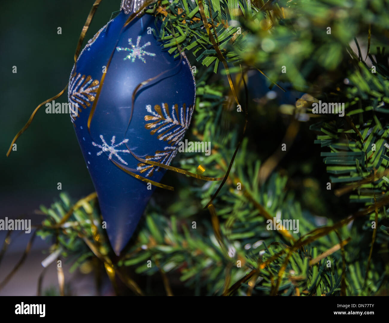 Weihnachtsschmuck Nahaufnahme von Baubbles schwedischen Pferd Victoria Baubble Bon Bon Cracker auf dem Weihnachtsbaum Stockfoto