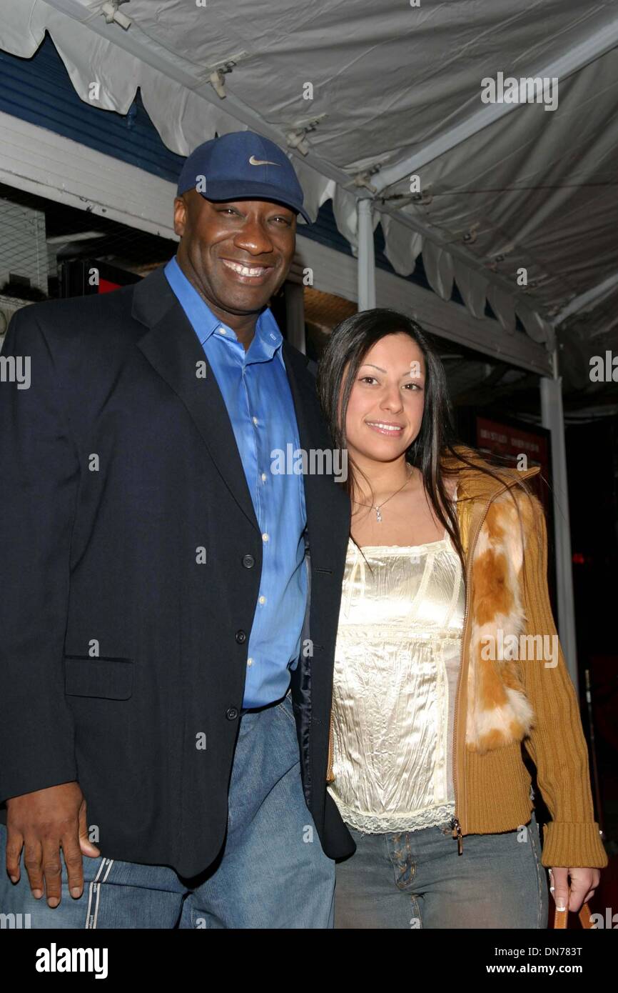 24. Januar 2000 - K35442TR 2/26/04.PREMIERE von '' STARSKY & HUTCH ''. MANN-DORF THERTRE 961 BROXTON AVE WESTWOOD. MICHAEL CLARKE DUNCAN & EILEEN MARQUEZ. TOM RODRIGUEZ / 2004. (Kredit-Bild: © Globe Photos/ZUMAPRESS.com) Stockfoto