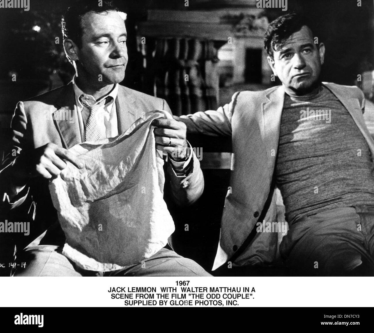 1. Januar 2001 - 1967.JACK LEMMON mit WALTER MATTHAU IN A. SZENE AUS DEM FILM '' THE ODD COUPLE''... VON geliefert (Kredit-Bild: © Globe Photos/ZUMAPRESS.com) Stockfoto