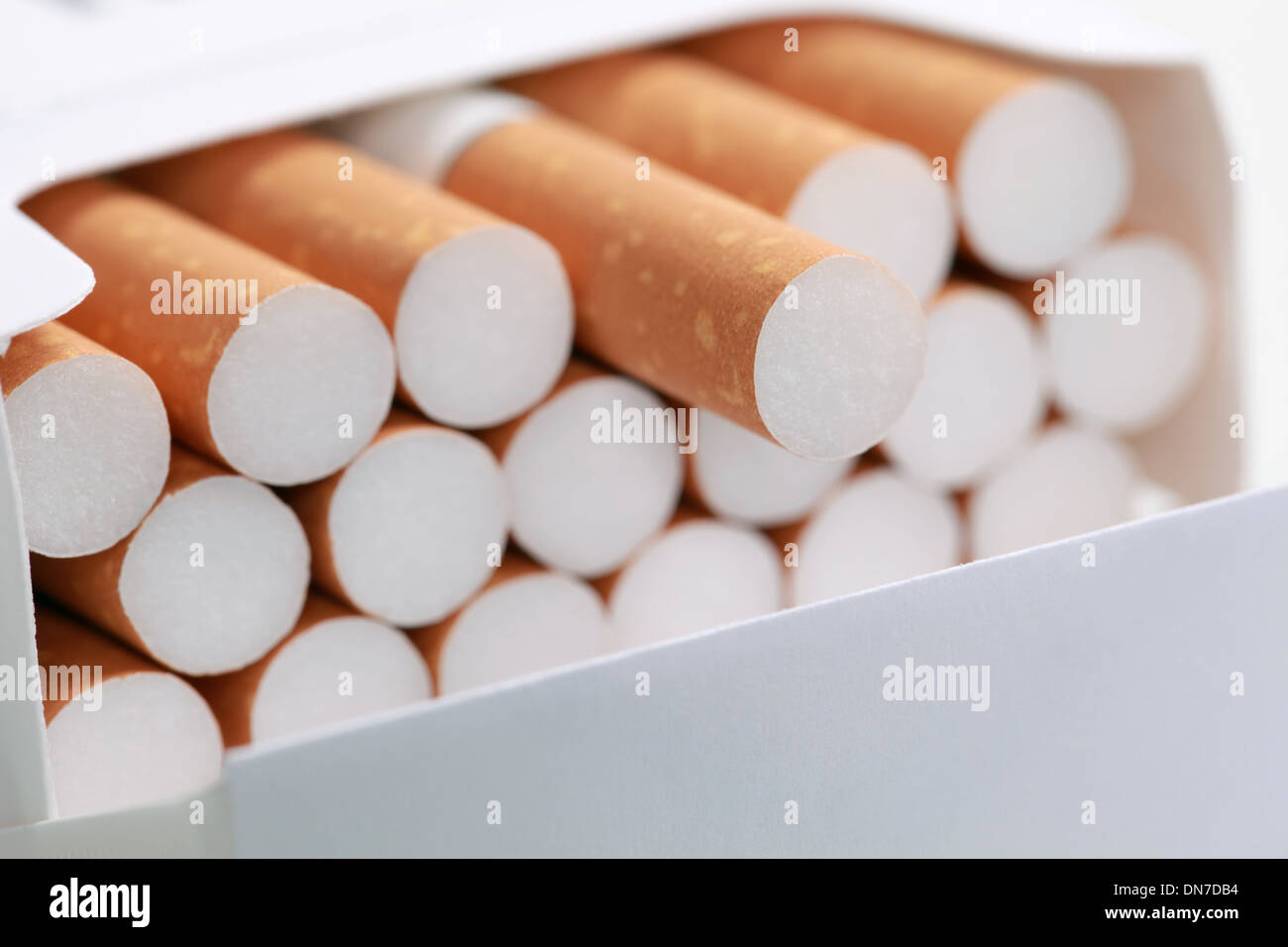 Nahaufnahme von Zigaretten in einer Packung, geringe Schärfentiefe Stockfoto