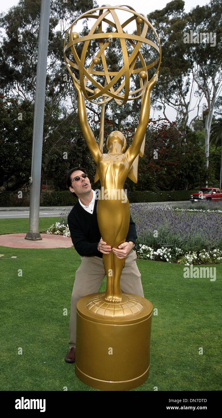 9. April 2002 - Hollywood, CA, USA - K24636MR: 3. ATAS CELEBRITY GOLF CLASSIC. RIVIERA USA CLUB, PACIFIC PALISADES, CA 04/08/2002.THOMAS GIBSON. EINWICKELN DER EMMY-STATUE VOR CLUB UND DA HE HASEN'T NOCH, EINEN ECHTE EMMY GEWANN ER BEHAUPTETE ALS SEINE EIGENE. MILAN RYBA / 2002 (Kredit-Bild: © Globe Photos/ZUMAPRESS.com) Stockfoto