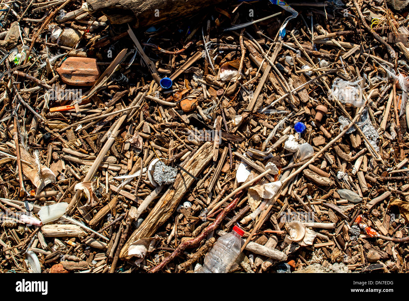 Müll angespült am Strand in das Meer des Künstlers Stadt Cadaques, Halbinsel Cap de Creus, Costa Brava, Katalonien, Spanien Stockfoto