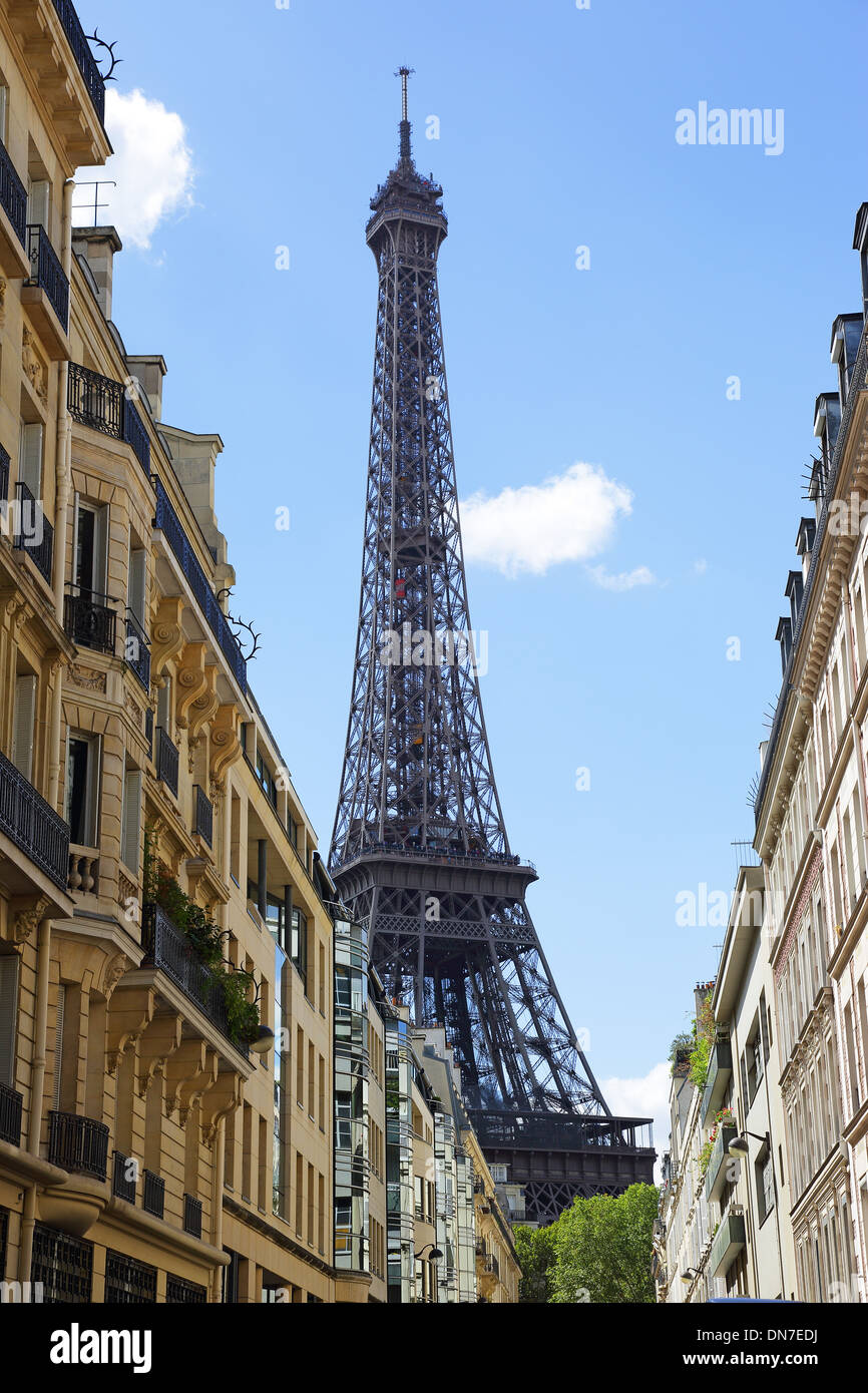 Eiffel-Turm-Blick von der Straße von Paris Stockfoto