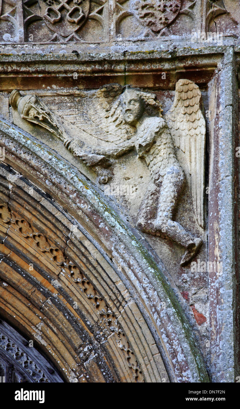 Ein Blick auf eine Steinbildhauen in Spandrel an der West-Tür von der Pfarrkirche von Salle, Norfolk, England, Vereinigtes Königreich. Stockfoto