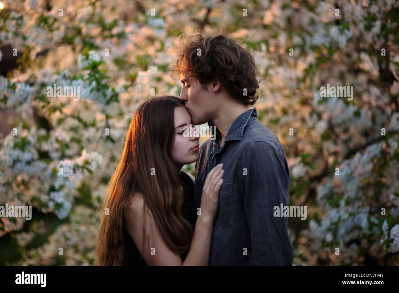 Junges Paar in Liebe küssen mit Augen geschlossen Stockfoto